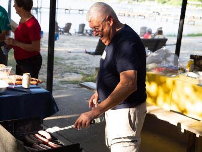 400x300 variant of man on a grill.